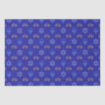 Papier Mousseline Hanoukka Gold Dreidel Star de David Menorah Blue<br><div class="desc">Ajoutez une touche de charme Hanoukka à votre don avec notre papier de tissu festif ! Doté de magnifiques Dreidels dorés, d'élégants Stars of David et de la Menorah rayonnante sur un arrière - plan bleu profond, ce papier de tissu est parfait pour envelopper vos cadeaux de vacances. Que vous...</div>