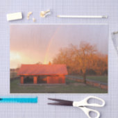 Papier Mousseline La grange rouge dans l'arc-en-ciel d'une pluie (Artisanat)