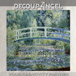 Papier Mousseline Monet - Nappes d'eau et décantation du pont japona<br><div class="desc">Ce papier de tissu de découpage présente une photographie haute résolution des nénuphars de Claude Monet et du pont japonais, un chef-d’oeuvre qui capture la sérénité paisible du jardin de Monet à Giverny. Le tableau représente l'emblématique pont japonais qui s'écrase gracieusement sur un étang rempli de délicats nénuphars, entouré d'une...</div>