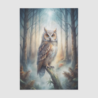 Papier Mousseline Owl Sitting on a Large Branch in the Misty Forest