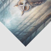 Papier Mousseline Owl Sitting on a Large Branch in the Misty Forest (Détail)