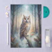 Papier Mousseline Owl Sitting on a Large Branch in the Misty Forest (Artisanat)