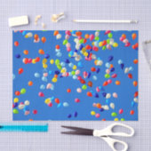 Papier Mousseline Party Balloons Floating in Blue Sky (Artisanat)