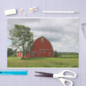 Papier Mousseline Un arbre solitaire garde une grange rouge sereine (Artisanat)