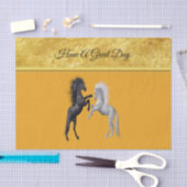 Papier Mousseline Un cheval noir et blanc qui se bat (Artisanat)