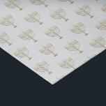 Papier Mousseline Vacances de blanc de motif de Hanoukka Menorah<br><div class="desc">Enveloppez vos cadeaux dans le style cette saison des vacances avec notre papier de soie de soie élégant de Hanoukka. Ces caractéristiques de conception simples mais chics qu'un arrière - plan blanc avec des menorahs d'or de faux a répétées dans un motif. Conçu par le © Tim Coffey d'artiste.</div>