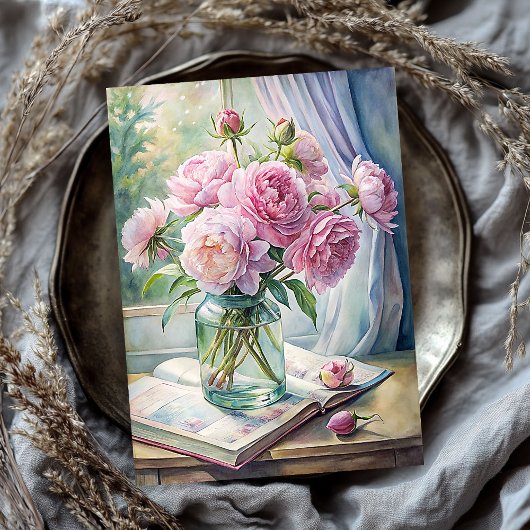 Papier Mousseline Vase élégant avec des pivoines roses sur la table