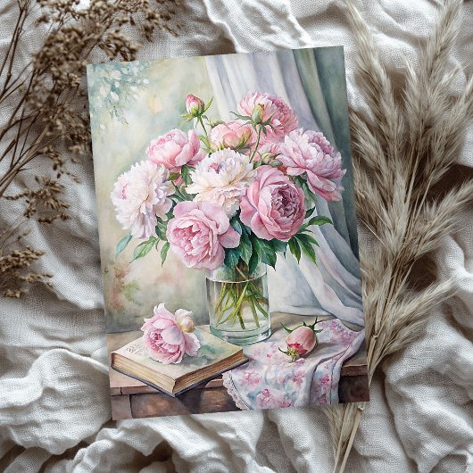 Papier Mousseline Vase élégant avec des pivoines roses sur la table