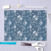 Papier Mousseline White Flower Pattern on Blue Background (Artisanat)
