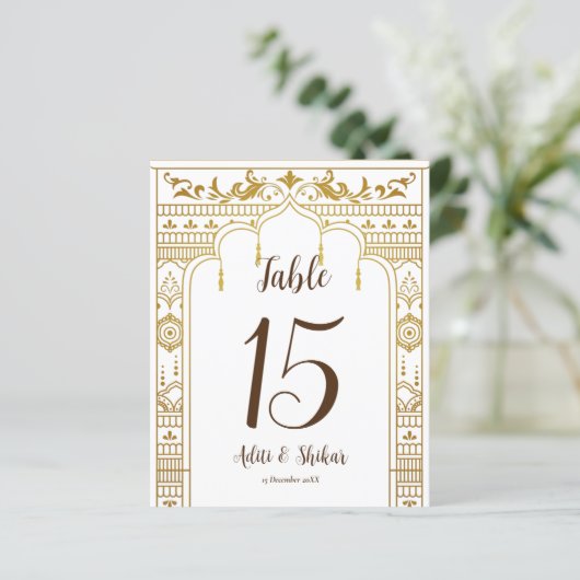 Papier Numéro de table Mandap d'or avec les noms de coupl (Debout devant)