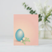 Papier OEuf de Pâques bleu parmi les fleurs et la lettre  (Debout devant)