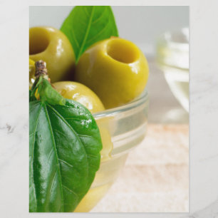 Papier Olives marinées vertes dressées dans une tasse de