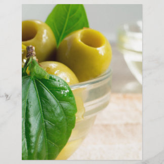 Papier Olives marinées vertes dressées dans une tasse de