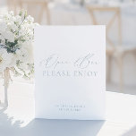 Papier Panneau Mariage Coastal Chic Blue & White Open Bar<br><div class="desc">Avec son mélange élégant de bleu serein et de blanc immaculé, ce panneau reflète l'élégance décontractée d'un mariage sur le thème côtier. Parfaitement adapté pour un bar ouvert, il apporte une touche de sophistication tout en préservant une ambiance décontractée et balnéaire. Que votre mariage soit au bord de l'océan ou...</div>
