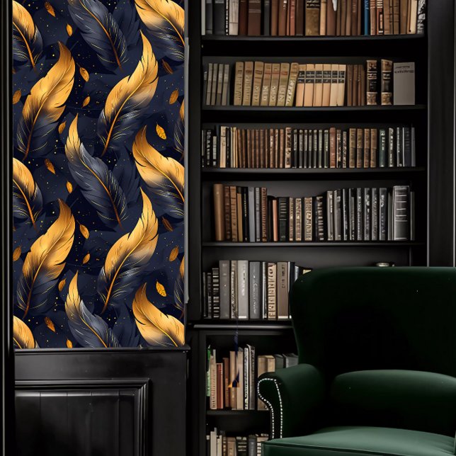 Papier Peint Dark Academia Plumes bleu et or (Dark Academia Blue and Gold Feathers Wallpaper in a library.)