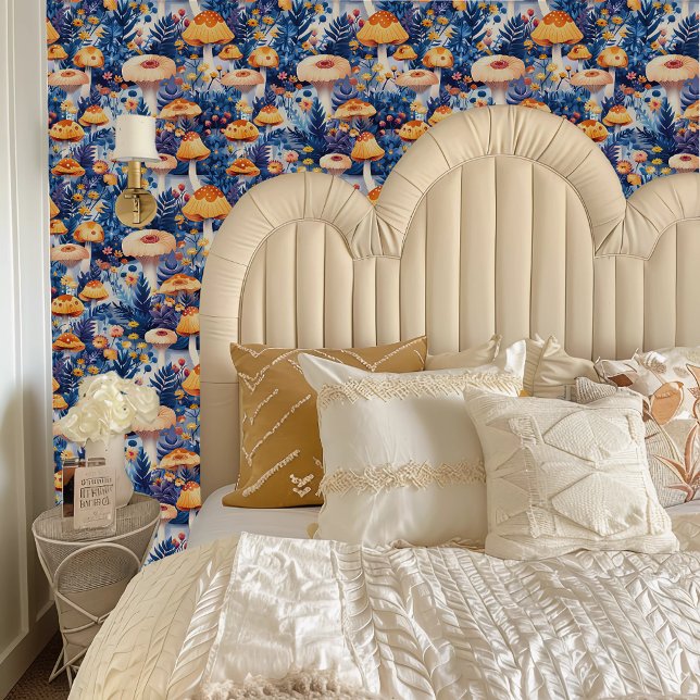 Papier Peint Fairycore Whimsical Grand Champignons Bleus et Ora (Fairycore Whimsical Large Blue & Orange Mushrooms Wallpaper behind a cream colored headboard.)
