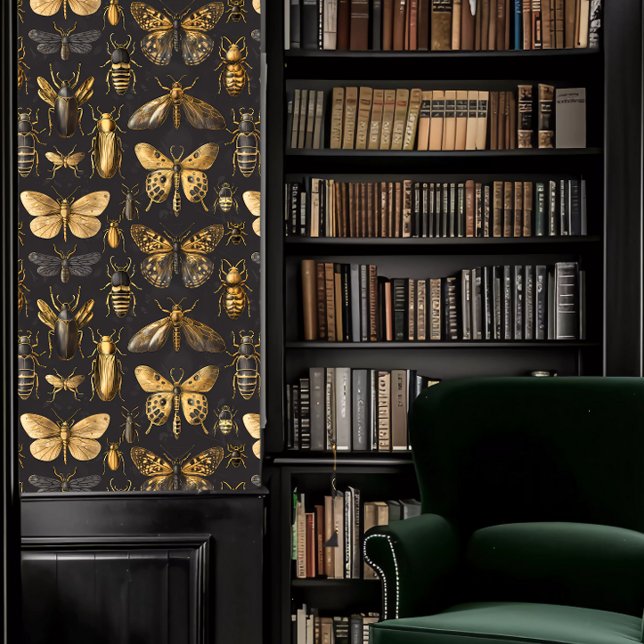 Papier Peint Insectes académiques sombres en or et Brown (Dark Academia Insects in Gold and Brown Wallpaper in a library.)
