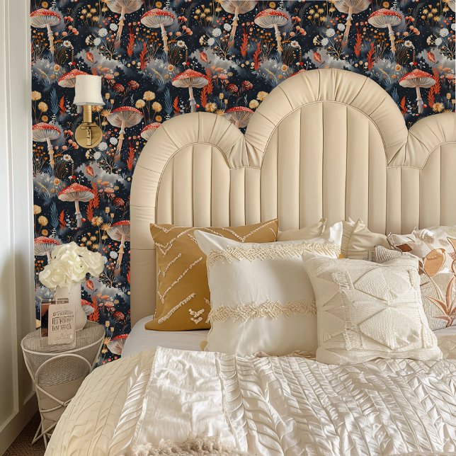 Papier Peint Tabourets rouges Fairycore dans une forêt gris (Fairycore Red Toadstools in a Gray Forest Wallpaper behind a cream headboard.)