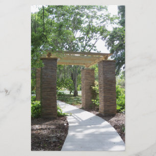 Papier pergola sur un chemin