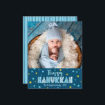 Papier Photo Budget Bonne Hanoukka Blue Gold Stars Card<br><div class="desc">"Bonne Hanoukka." Une typographie artisanale amusante, ludique et fantaisiste, et une Star of David motif au hasard en bleu turquoise clair et en feuille d'or faux, superposant des lignes dessinées à la main bleu marine foncé sur un arrière - plan bleu marine, avec la photo de votre choix, vous aider...</div>