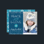 Papier Photo Budget Hanoukka Peace Love Snowflake Card<br><div class="desc">"Paix, joie et amour." Une illustration amusante, ludique, bleu turquoise et blanc de flocon de neige, des points de confettis blancs, et une typographie moderne turquoise et blanche sur un arrière - plan bleu marine, avec la photo personnalisée de votre choix, vous aider à ouvrir la saison Hanoukka. Un motif...</div>