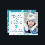Papier Photo Budget Hanoukka Peace Love Snowflake Card<br><div class="desc">"Paix, joie et amour." Une illustration amusante, ludique, bleu turquoise faux flocon de neige, des points de confettis, et une typographie moderne turquoise et bleu marine sur un arrière - plan blanc propre, avec la photo personnalisée de votre choix, vous aider à ouvrir la saison Hanoukka. Un motif de flocon...</div>