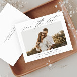 Papier Photo du script budgétaire Enregistrer la date<br><div class="desc">Une photo de script élégante enregistrer la date avec une photo horizontale et un texte minimal. Cliquez sur Modifier pour customiser cette conception.</div>