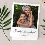 Papier Photo instantanée du budget 2 Enregistrer la date<br><div class="desc">** LE PAPIER SATIN EST PAPIER MINCE. METTEZ À NIVEAU LE PAPIER POUR UN PAPIER PLUS ÉPAISSE. A UNE OPTION POUR ENVELOPPES. *** Économisez de l'argent sur les invitations officielles avec cette petite invitation qui a une option pour les enveloppes. Préparez vos invités pour l'extraordinaire mariage avec votre photo instantanée...</div>