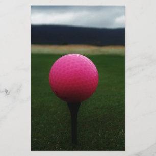 Papier Pink Golf Ball sur un terrain de golf de montagne