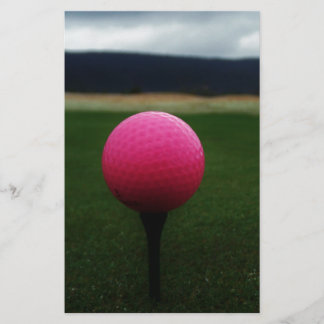 Papier Pink Golf Ball sur un terrain de golf de montagne