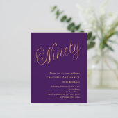 Papier Purple or script 90e anniversaire invitation (Debout devant)