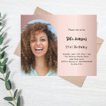 Papier Rose or photo arche d'anniversaire<br><div class="desc">Ajoutez votre propre photo de taille verticale. Un cadre photo en arc. Couleur arrière - plan rose or dégradé. Personnalisez et ajoutez un nom et des détails du parti. 1 feuille = 1 invite imprimé bord à bord.</div>