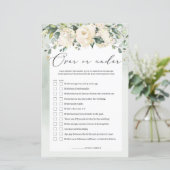 Papier Roses blanches verdure au-dessus ou sous le jeu nu (Debout devant)