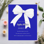 Papier Royal blue white bow Sweet 16 invitation<br><div class="desc">Arrière - plan de couleur bleu roi,  décoré d'un grand arc blanc. Personnalisez et ajoutez un nom et des détails du parti. 1 feuille = 1 invite imprimé bord à bord.</div>