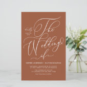 Papier Script Whimsical Terracotta Faire-part de mariage (Debout devant)