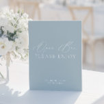 Papier SIGNE Mariage À Bleu et Blanc Dusty Côtier<br><div class="desc">Avec son mélange élégant de bleu serein et de blanc immaculé, ce panneau reflète l'élégance décontractée d'un mariage sur le thème côtier. Parfaitement adapté pour un bar ouvert, il apporte une touche de sophistication tout en préservant une ambiance décontractée et balnéaire. Que votre mariage soit au bord de l'océan ou...</div>