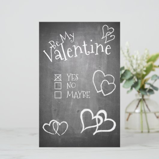 Papier Soyez ma Saint Valentin sur un tableau à craie (Debout devant)