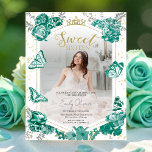 Papier Sweet 16 Budget Photo Invitation Papillon vert<br><div class="desc">Sweet 16 Photo Invitation Emerald Green Butterfly Présentation de la tiara dorée & cadre géométrique Sweet 16 Photo Invitation, avec un magnifique design vert émeraude floral et papillon qui capture parfaitement l'essence de cette célébration spéciale. Cette élégante invitation ajoute une touche de glamour avec son motif luxueux en tiare dorée...</div>