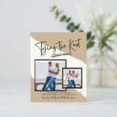 Papier Tying The Knot - Photo Engagement Party Invitation (Debout devant)