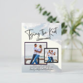 Papier Tying The Knot - Photo Engagement Party Invitation (Debout devant)