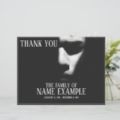 Papier Un visage endormi dans une demi-ombre (Debout devant)