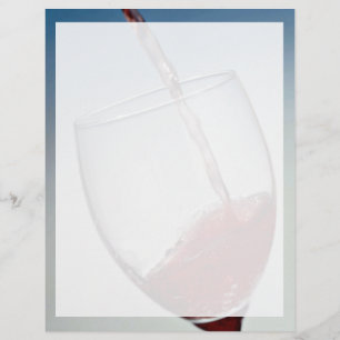 Papier Vin rouge versé dans le verre à vin