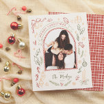 Papier Whimsical Retro Doodle de Noël Budget photo<br><div class="desc">Découvrez la magie des vacances avec ce charmant carte photo rétro à budget de Noël ! Avec une photo en arc encadrée par une bordure dessinée à la main, il ajoute une touche vintage ludique à votre image de famille. Un dépliant à ruban avec "Joyeux Noël" se trouve en haut,...</div>