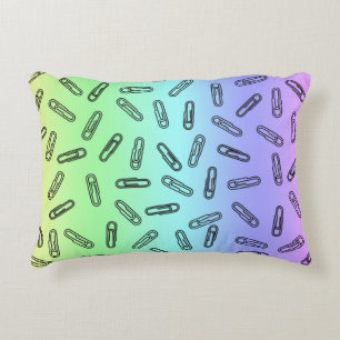 Papieren clips boven regenboog decoratief kussen