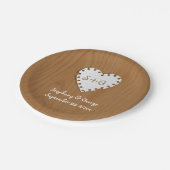 Papieren hart op hout met een monogram bruiloft papieren bordje (Gekanteld)
