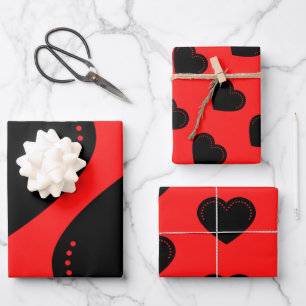 Papieren vellen van Valentijnse producten met een