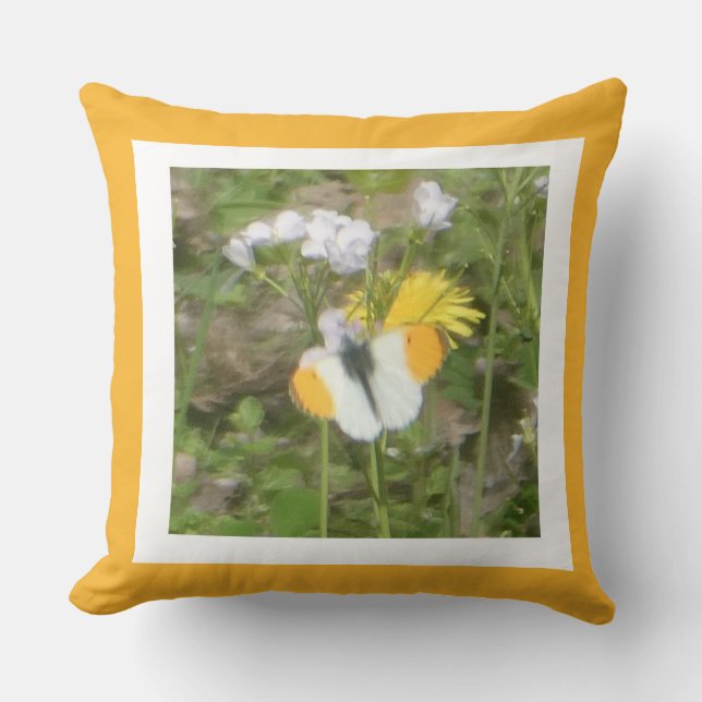 Papillon à pointe orange sur fleurs Coussin jeté (Recto)