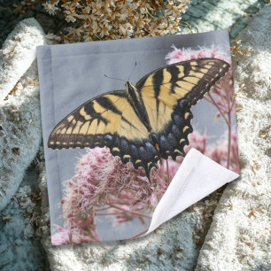 Papillon à queue épaisse de tigre sur fleur rose s