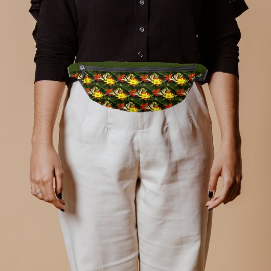 Papillon à queue jaune sur la fleur