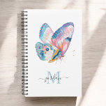 Papillon aquarelle coloré avec monogramme<br><div class="desc">Un beau papillon aquarelle aux teintes vives de bleu, d'aqua, de rose, d'orange et de blanc rappelle la beauté de la nature que l'on retrouve dans ces magnifiques créatures. Un modèle de texte moderne est utilisé pour personnaliser avec votre nom et monogramme initial. Lorsque vous personnalisez votre nom dans le...</div>